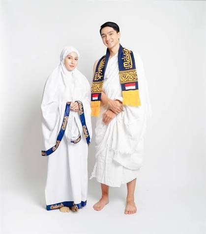 Pasangan jamaah umroh mengenakan ihram