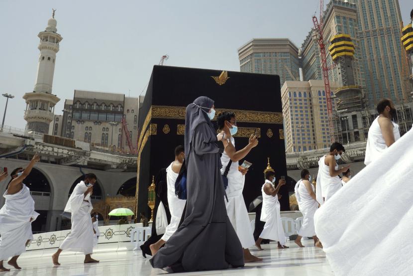 Jamaah sedang melakukan tawaf